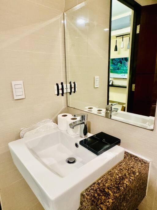 One Uptown Residences Bgc Taguig Exterior photo